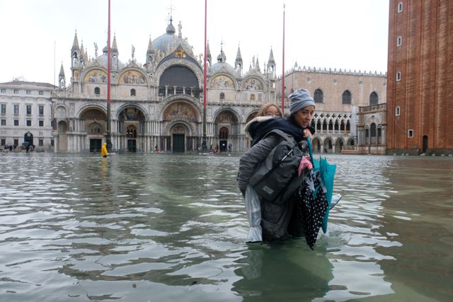 Triều cường lịch sử “nhấn chìm” Venice, người dân bơi trên đường phố trieu cuong lich su nhan chim venice nguoi dan boi tren duong pho