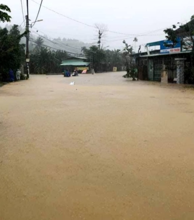 Mưa lớn kéo dài, 2 thủy điện xả lũ, dân lo lắng đi sơ tán - 3