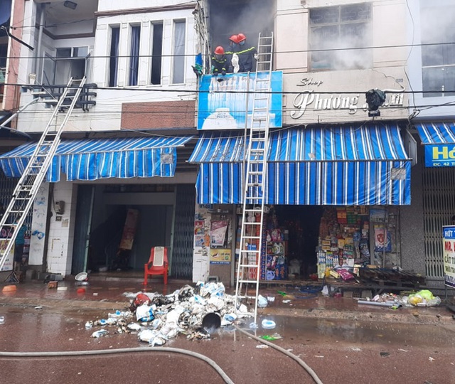 Liên tiếp 2 nhà dân bốc cháy trong bão số 12 - 1