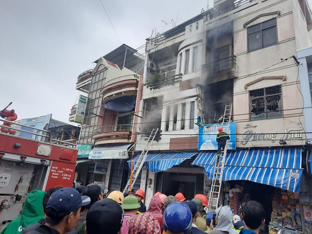 Liên tiếp 2 nhà dân bốc cháy trong bão số 12 - 2