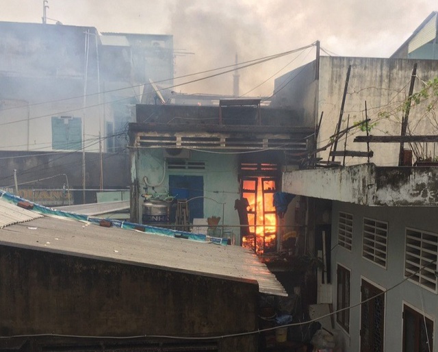 Liên tiếp 2 nhà dân bốc cháy trong bão số 12 - 4
