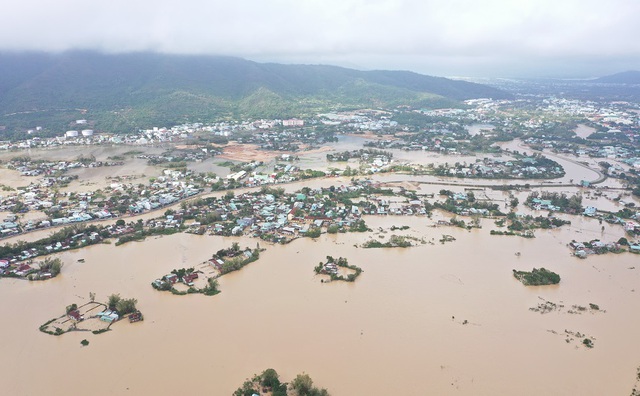 Di dời khẩn cấp hàng trăm hộ dân, nhiều tuyến đường bị chia cắt - 4