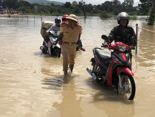 Di dời khẩn cấp hàng trăm hộ dân, nhiều tuyến đường bị chia cắt - 1