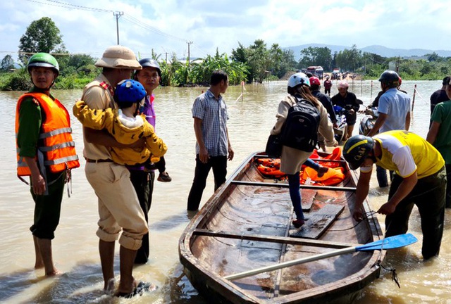 Di dời khẩn cấp hàng trăm hộ dân, nhiều tuyến đường bị chia cắt - 3