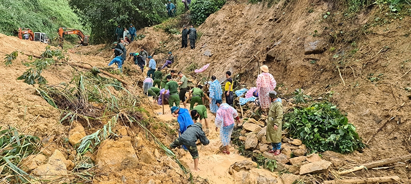 Tìm kiếm nạn nhân bị vùi lấp do sạt lở, hàng chục người thoát chết trong gang tấc