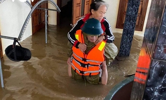 Quảng Bình: Chủ tịch xã qua đời vì nhiễm trùng sau nhiều ngày dầm lũ giúp dân