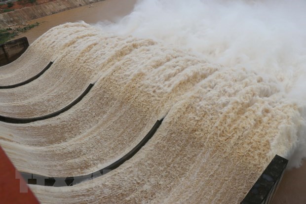 Cưỡng chế Thủy điện Thượng Nhật phải mở 5 cửa van để ứng phó bão số 13 Cưỡng chế Thủy điện Thượng Nhật phải mở 5 cửa van để ứng phó bão số 13