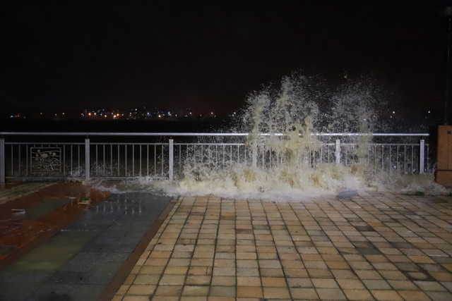 Đà Nẵng: Lần đầu có cảnh nước sông Hàn dâng cao, tràn lên đường - 7