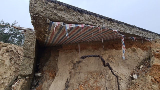 Bão số 13 tàn phá nhiều tuyến đê, kè biển miền Trung - 3 Bão số 13 tàn phá nhiều tuyến đê, kè biển miền Trung - 3