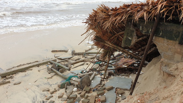 Bão số 13 tàn phá nhiều tuyến đê, kè biển miền Trung - 5 Bão số 13 tàn phá nhiều tuyến đê, kè biển miền Trung - 5