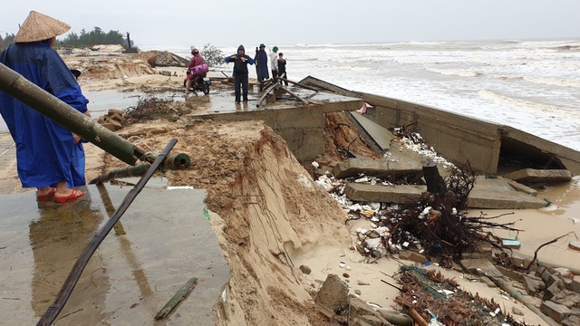 Bão số 13 tàn phá nhiều tuyến đê, kè biển miền Trung - 4 Bão số 13 tàn phá nhiều tuyến đê, kè biển miền Trung - 4