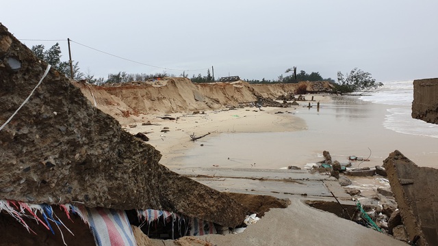 Bão số 13 tàn phá nhiều tuyến đê, kè biển miền Trung - 1 Bão số 13 tàn phá nhiều tuyến đê, kè biển miền Trung - 1