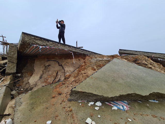 Bão số 13 tàn phá nhiều tuyến đê, kè biển miền Trung - 2 Bão số 13 tàn phá nhiều tuyến đê, kè biển miền Trung - 2