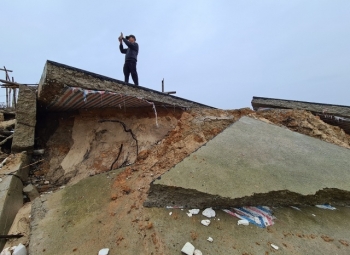 Bão số 13 tàn phá nhiều tuyến đê, kè biển miền Trung