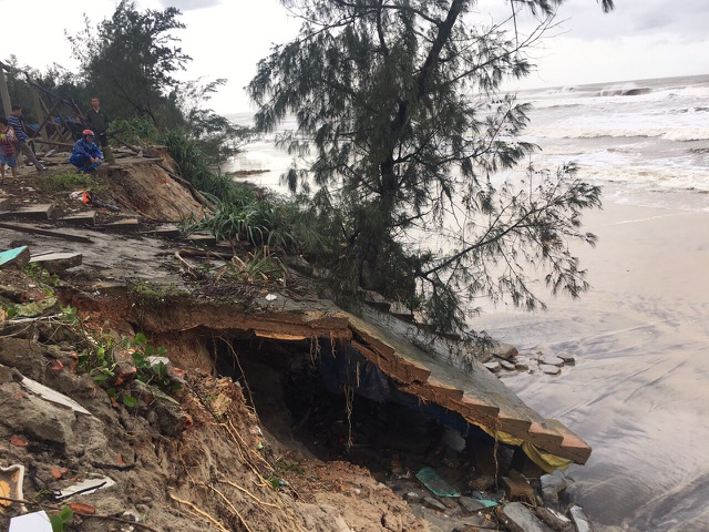 Bão số 13 tàn phá nhiều tuyến đê, kè biển miền Trung - 6 Bão số 13 tàn phá nhiều tuyến đê, kè biển miền Trung - 6