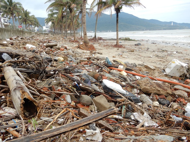 Bão số 13 tàn phá nhiều tuyến đê, kè biển miền Trung - 13 Bão số 13 tàn phá nhiều tuyến đê, kè biển miền Trung - 13