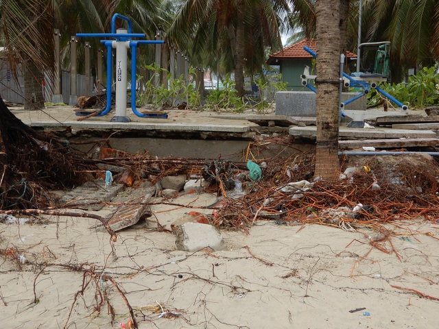 Bão số 13 tàn phá nhiều tuyến đê, kè biển miền Trung - 9 Bão số 13 tàn phá nhiều tuyến đê, kè biển miền Trung - 9