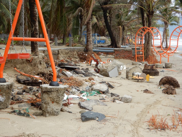 Bão số 13 tàn phá nhiều tuyến đê, kè biển miền Trung - 8 Bão số 13 tàn phá nhiều tuyến đê, kè biển miền Trung - 8