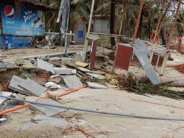 Bão số 13 tàn phá nhiều tuyến đê, kè biển miền Trung - 7