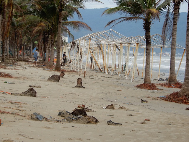 Bão số 13 tàn phá nhiều tuyến đê, kè biển miền Trung - 10 Bão số 13 tàn phá nhiều tuyến đê, kè biển miền Trung - 10