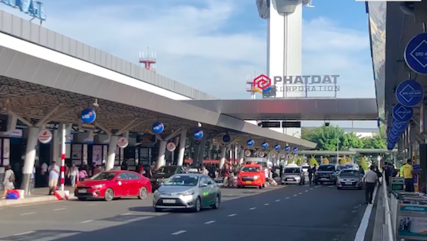 TP Hồ Chí Minh chính thức lên tiếng về việc phân làn đón khách ở sân bay Tân Sơn Nhất