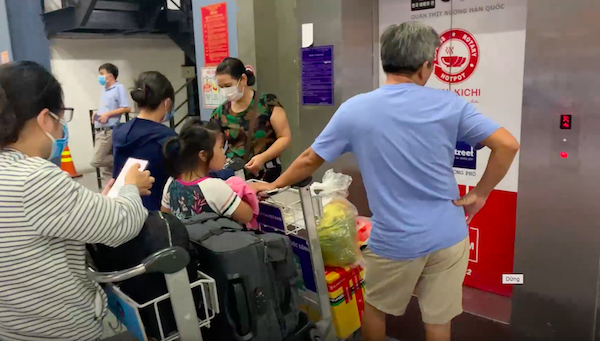 TP Hồ Chí Minh chính thức lên tiếng về việc phân làn đón khách ở sân bay Tân Sơn Nhất