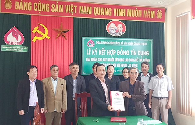 Gần 2.400 lao động bị ngừng việc đầu tiên nhận hỗ trợ từ gói 16.000 tỷ đồng - 1
