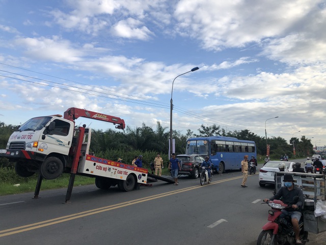 Hành khách khiếp vía khi ô tô tông trực diện vào xe buýt - 4