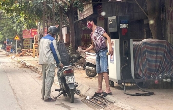 Nỗi lo từ điểm bán lẻ xăng tự phát
