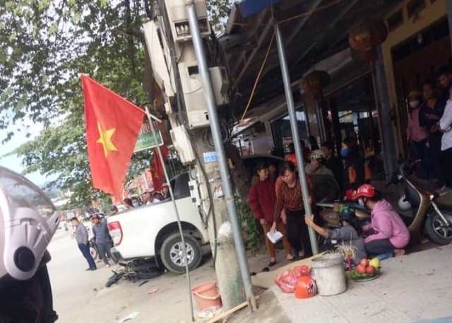 Kinh hoàng ô tô chạy lấn làn húc bay người đi xe máy lên nóc nhà