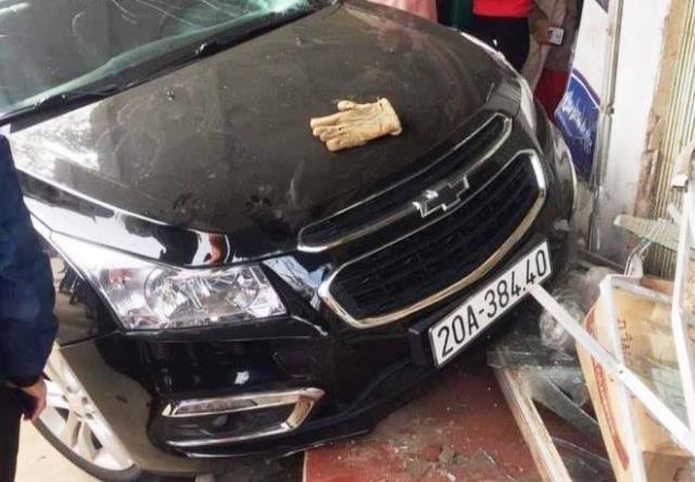 Kinh hoàng ô tô chạy lấn làn húc bay người đi xe máy lên nóc nhà