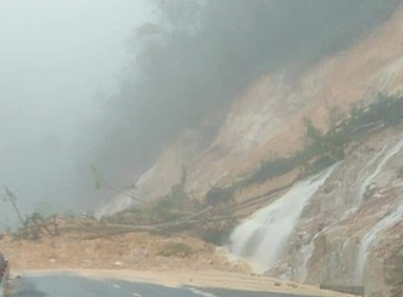 Đường Nha Trang - Đà Lạt sạt lở gần 2.000m3 đất đá, tê liệt hoàn toàn