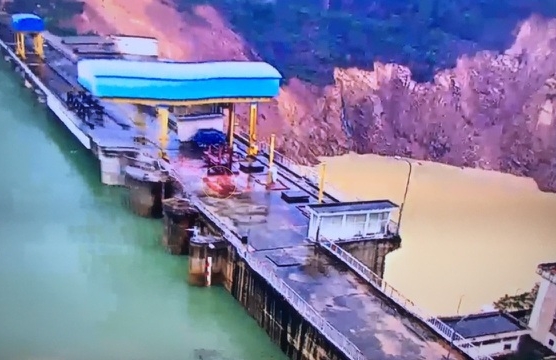 Sạt lở 5.000m3 đất đá cạnh chân đập thủy điện Hương Điền
