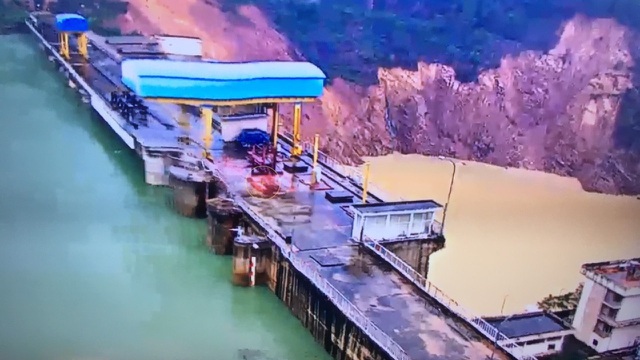 Sạt lở 5.000m3 đất đá cạnh chân đập thủy điện Hương Điền - 1