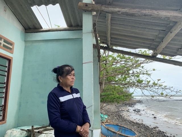 Biển đe dọa “nuốt” nhà dân