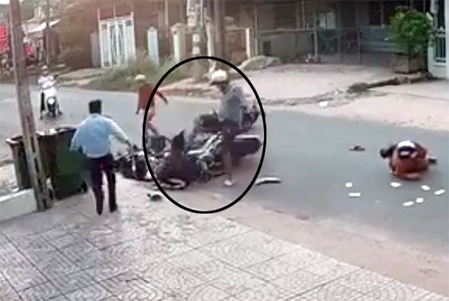 Công an làm việc với người đàn ông đánh dã man nữ sinh sau va chạm - 1