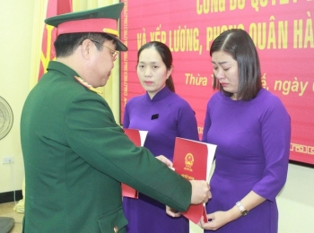 Trao quyết định tuyển dụng 2 người vợ liệt sĩ Rào Trăng 3
