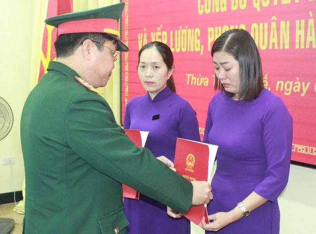 Trao quyết định tuyển dụng 2 người vợ liệt sĩ Rào Trăng 3 - 1