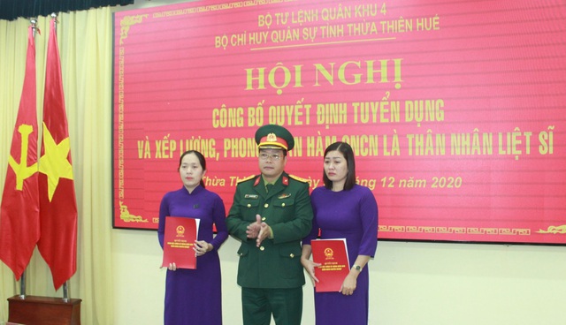 Trao quyết định tuyển dụng 2 người vợ liệt sĩ Rào Trăng 3 - 2
