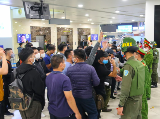 Ứng phó khẩn nguy tình huống nhóm khách gây rối, đập phá sân bay Nội Bài - 6