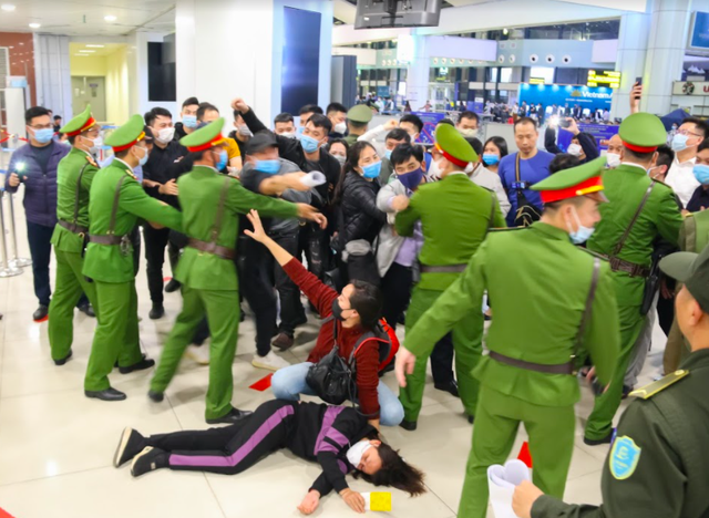 Ứng phó khẩn nguy tình huống nhóm khách gây rối, đập phá sân bay Nội Bài - 3