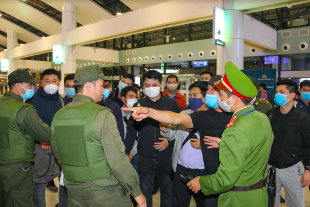 Ứng phó khẩn nguy tình huống nhóm khách gây rối, đập phá sân bay Nội Bài - 2