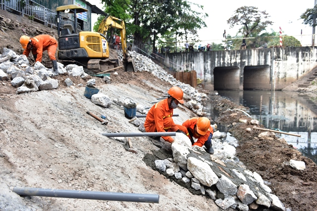 Hà Nội: Hối hả trên công trường dự án hồi sinh sông Tô Lịch