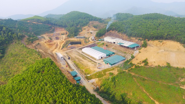 Ngộp thở vì ô nhiễm, dân dựng lều chặn xe chở rác - 1