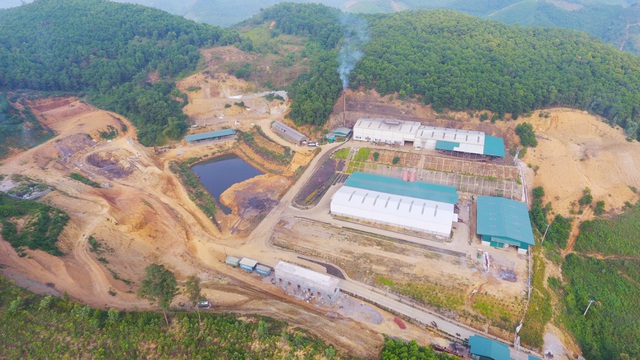 Ngộp thở vì ô nhiễm, dân dựng lều chặn xe chở rác - 3