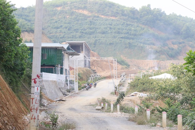 Ngộp thở vì ô nhiễm, dân dựng lều chặn xe chở rác - 4