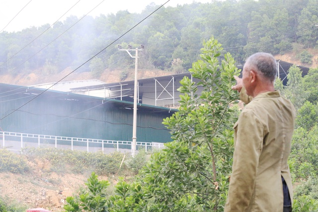 Ngộp thở vì ô nhiễm, dân dựng lều chặn xe chở rác - 2