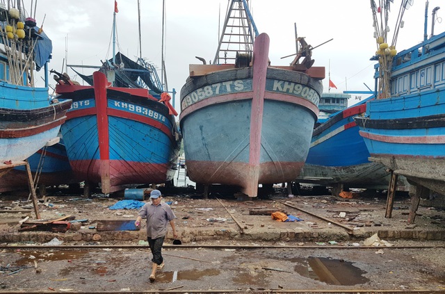 Giáp Tết, ngư dân nhộn nhịp kéo tàu lên bờ, chủ bãi kiếm bộn - 1