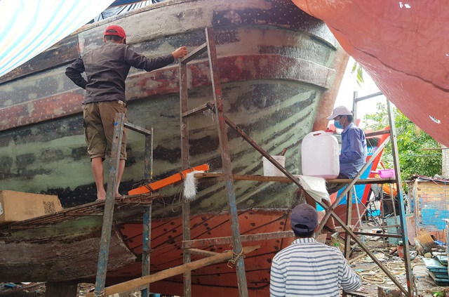Giáp Tết, ngư dân nhộn nhịp kéo tàu lên bờ, chủ bãi kiếm bộn - 3