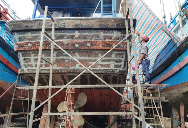 Giáp Tết, ngư dân nhộn nhịp kéo tàu lên bờ, chủ bãi kiếm bộn - 2
